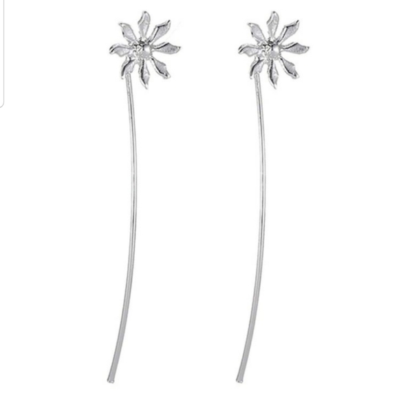 Relisted*Gwendolyn* Flower Earrings - Picture 2 of 4